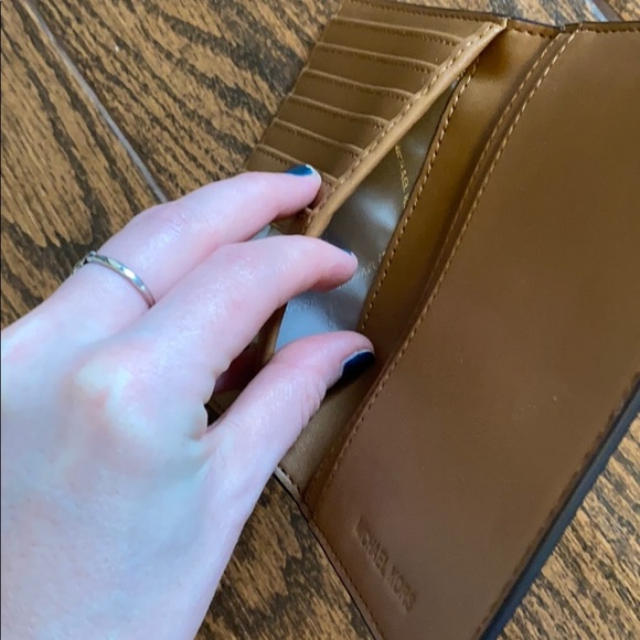 *BRAND NEW* Michael Kors Passport holder - Picture 7 of 7